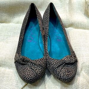 Blowfish women’s slip ons. Taupe & black pattern. WOMEN’S US SIZE 10.